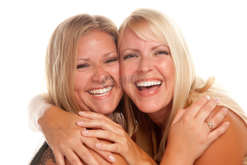 两个美丽的姐妹笑着孤立在白色背景图片
