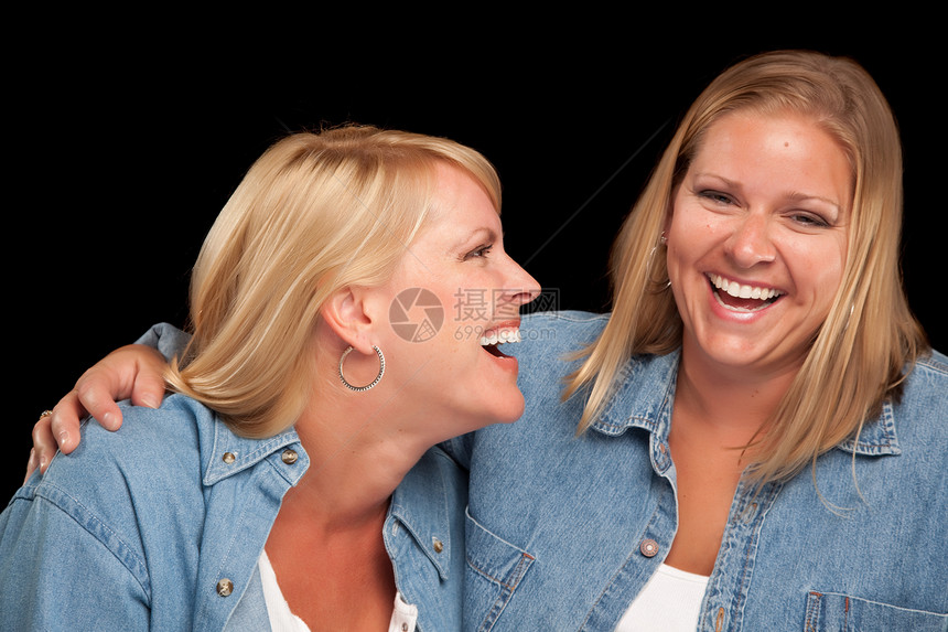两个美丽的姐妹在黑人背景下被孤立地笑图片