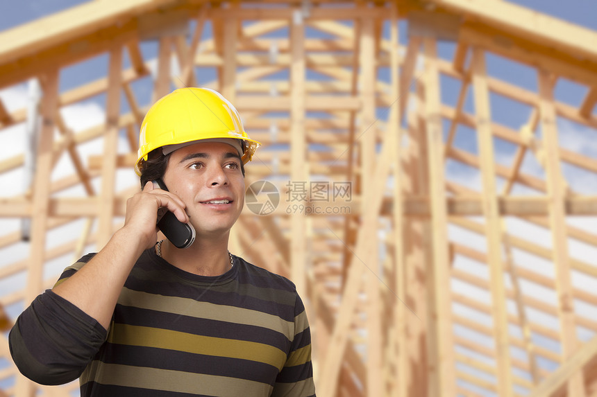 英俊的黑人男承包商在新房子布置前打电话图片