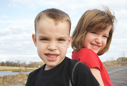 两个孩子在公园看着镜头微笑图片