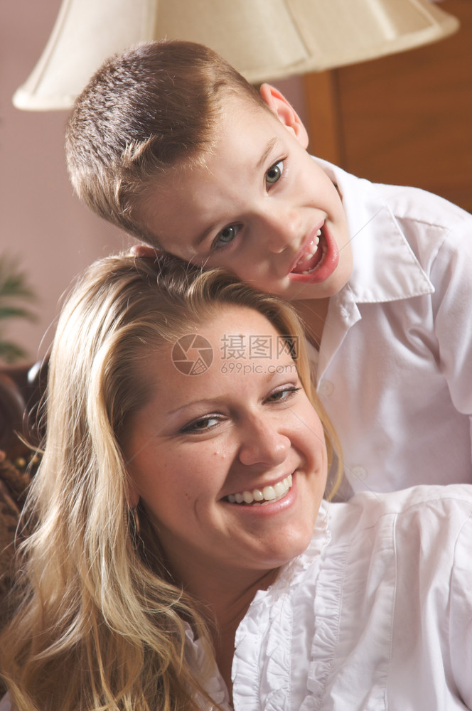 年轻母亲和儿子享受一个温柔的时刻图片