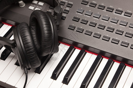 钢琴梦想素材放置在电子键盘上的耳机深度狭窄的纤维背景
