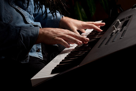 男钢琴家在键盘上表演灯光亮度惊人图片
