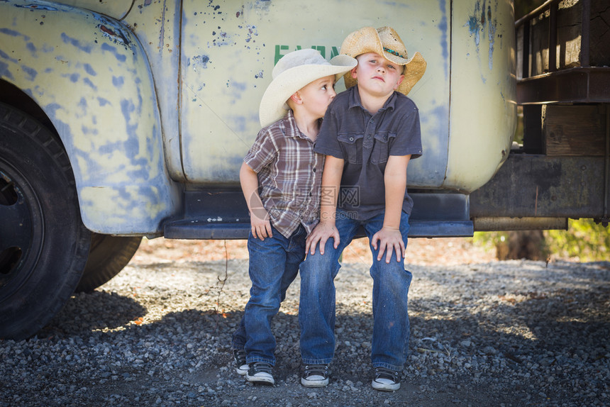 两个男孩戴着牛仔帽图片