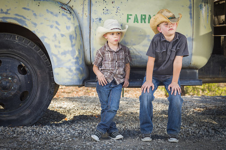 两个男孩戴着牛仔帽图片