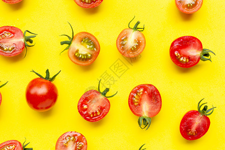 黄色背景上被切半的番茄图片