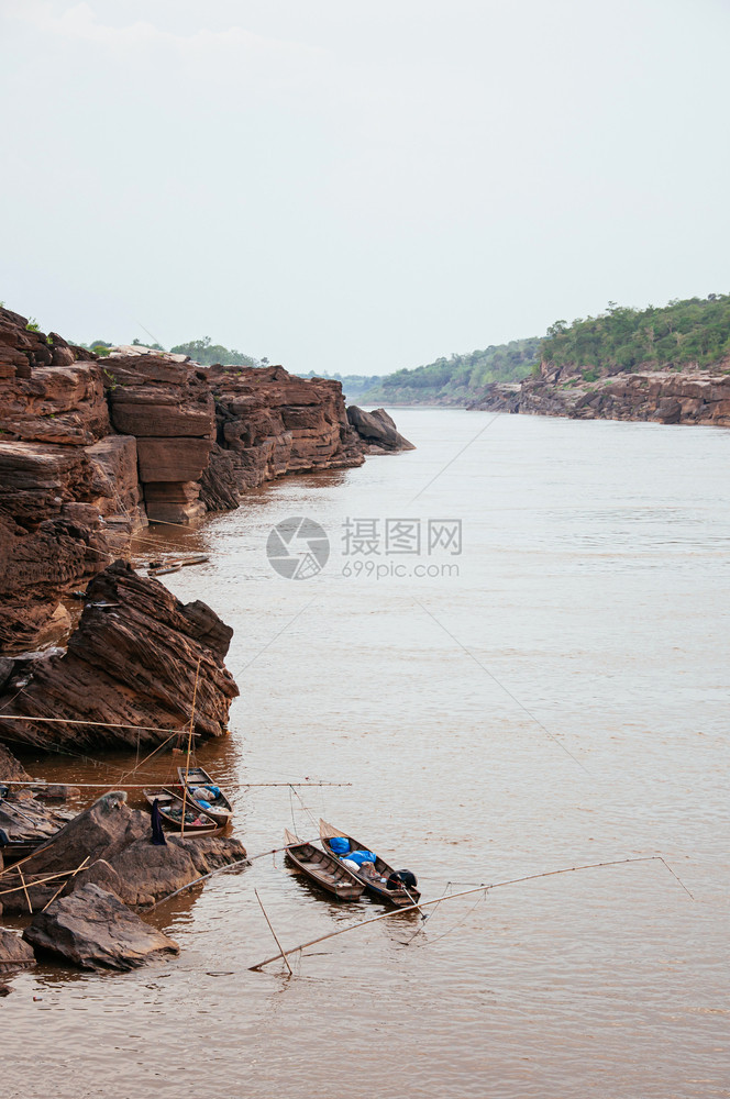 mekong河边的大沙岩峡谷悬崖海岸线和当地thai渔船在thailndbhuoratchni和lnd被禁图片