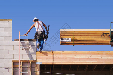 屋顶木材木匠在建筑现场爬上梯子木匠背景