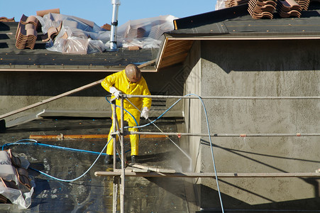 建筑工人压力冲洗新的家庭外表层建筑工人压力冲洗高清图片