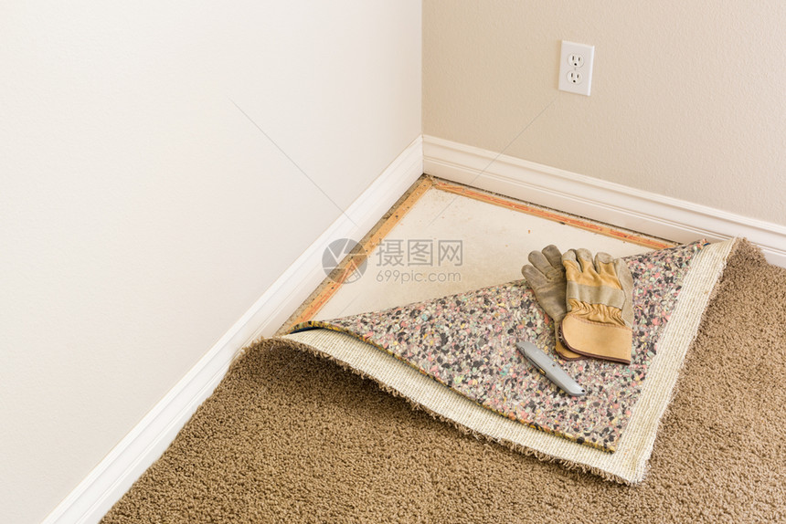 铺在房间里的地毯和垫子上建筑手套和公用刀图片