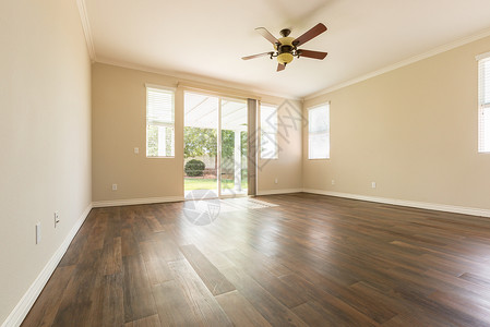 房子的间有木制成的地板高清图片