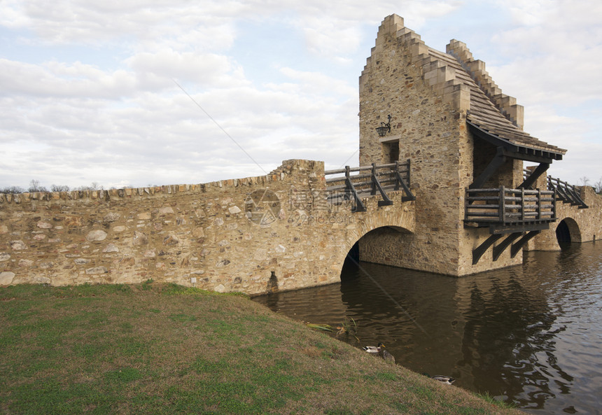 古代中世纪在河水上复制桥图片