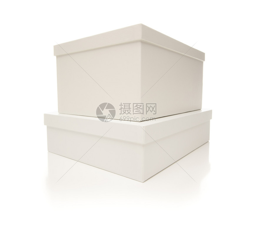 两个堆叠的白箱盖子是底的图片