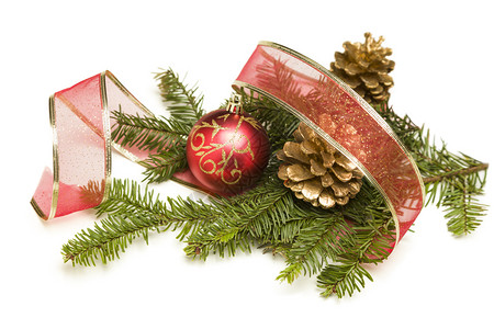 圣诞装饰品金松果红丝带和树枝在白色背景上被孤立图片
