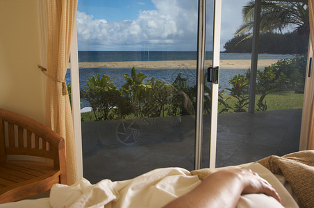 从床边看热带海滨高清图片