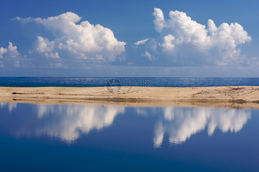 哈瓦伊省卡岛带云的热海岸线图片