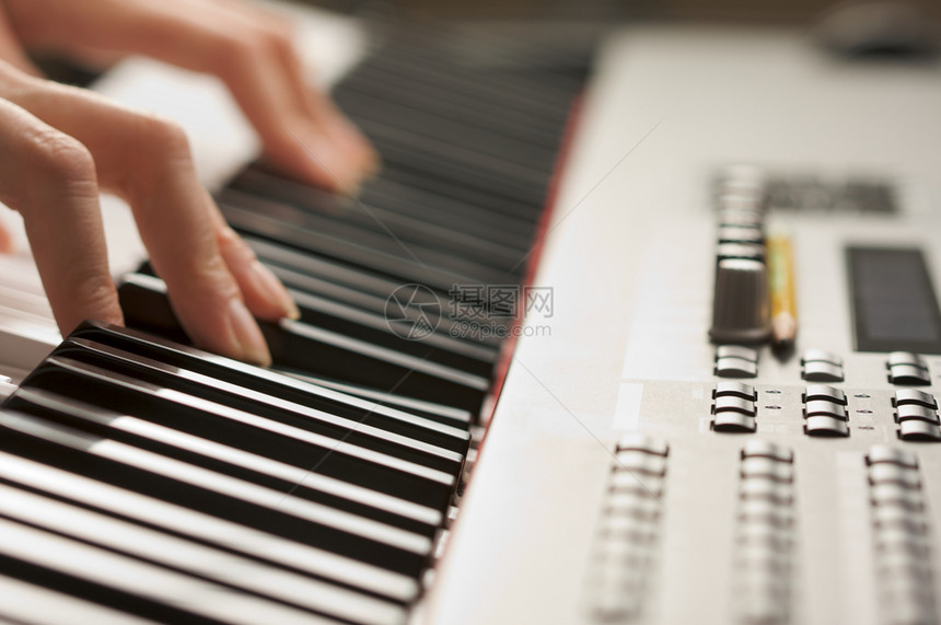 手指正在弹奏电子钢琴图片
