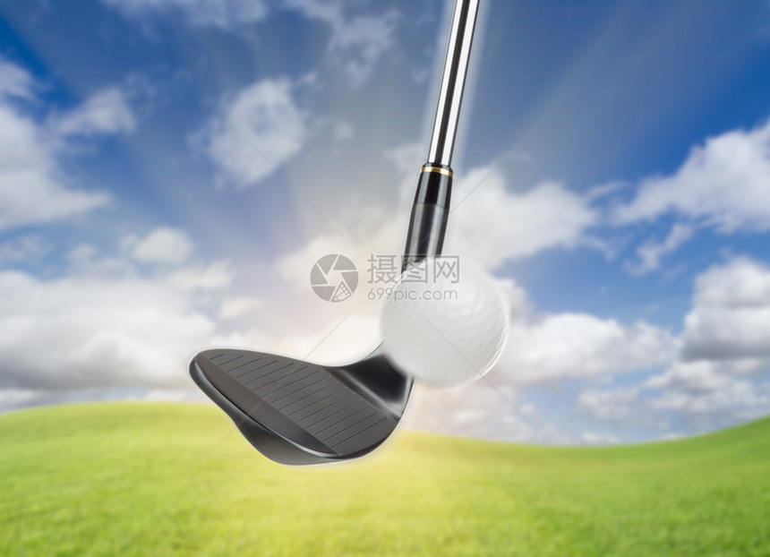 黑高尔夫球俱乐部网铁打高尔夫球对抗草地和蓝天背景图片