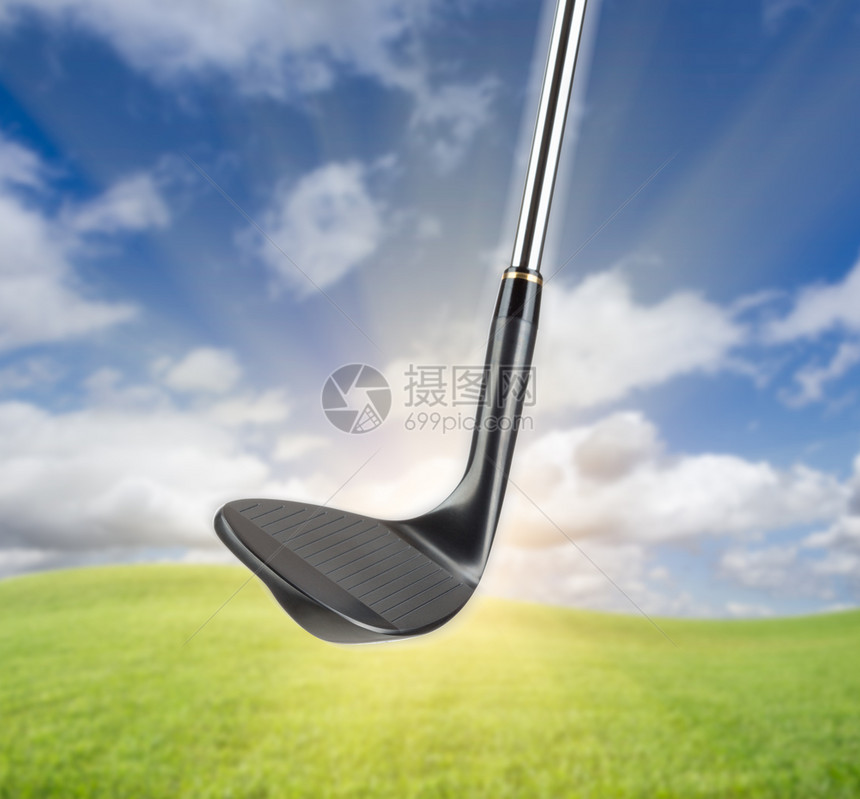 黑高尔夫俱乐部在草地和蓝天背景下织铁图片