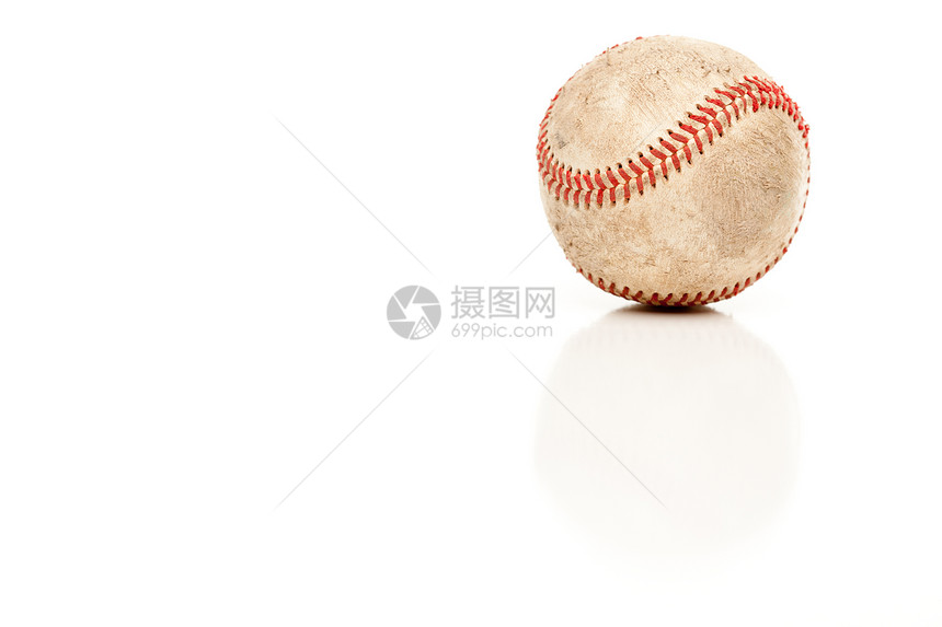 单打棒球孤立在白色反射背景上图片