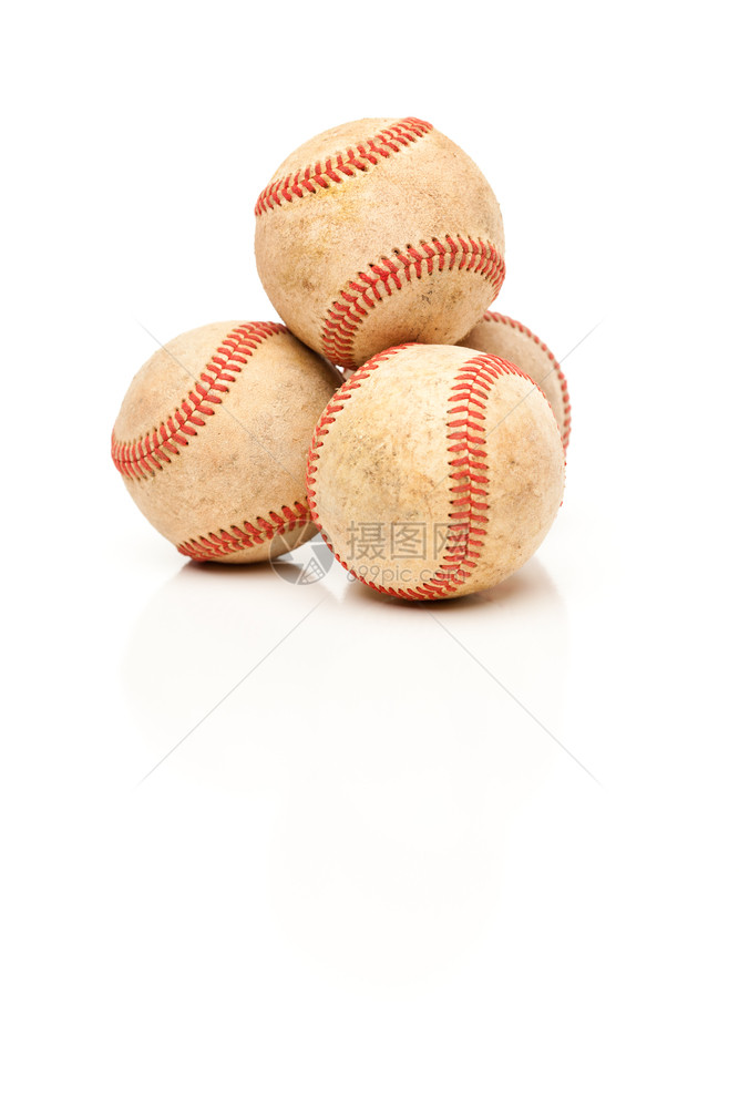 4个棒球在反射的白色背景上被隔离图片