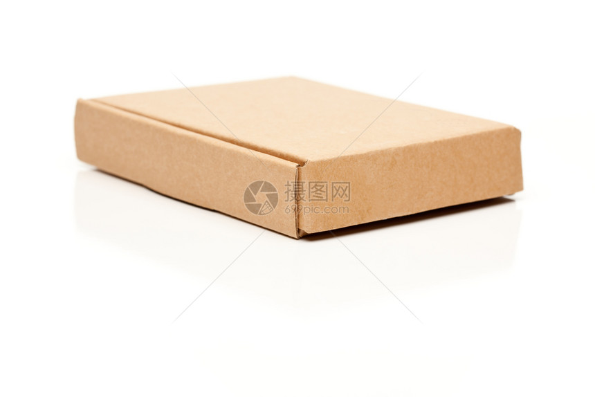 白色背景上隔离的封闭式薄纸板盒图片