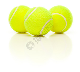 三个网球轻微反射孤立在白色背景上图片