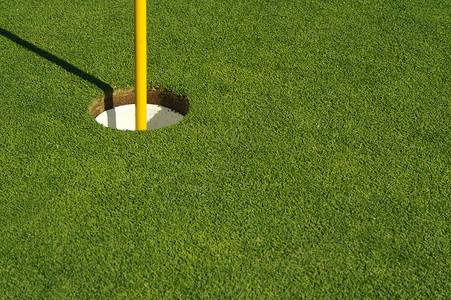 高尔夫课程清红新绿色高尔夫和杯子背景