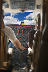 驾驶员在操控飞机图片