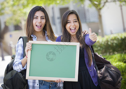 两名女学生手拿着画板图片