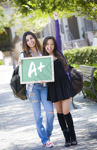 两名女学生手拿着画板图片