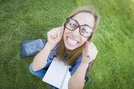 年轻女学生的镜头特写图片