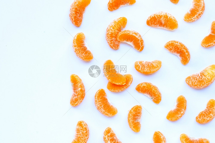 普通话段白色背景上隔离的新鲜橙色复制空间图片