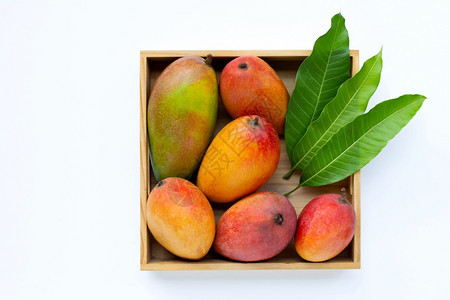 热带水果白色背景的木箱芒果图片