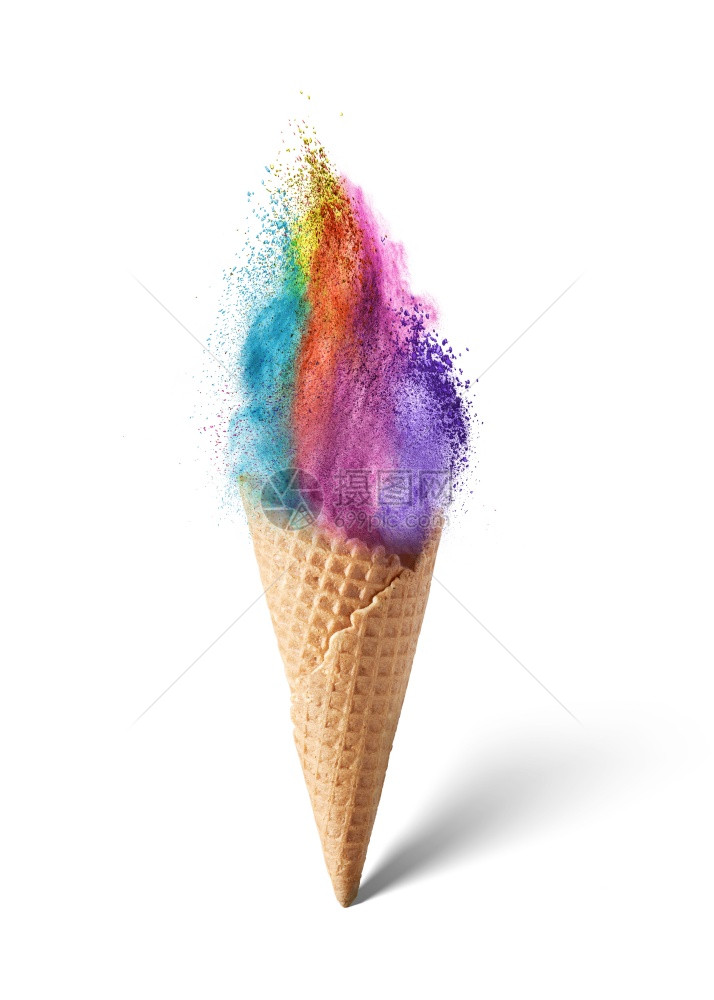 与冰淇淋的华夫饼锥形彩虹粉尘爆炸的形状垂直站在浅灰色背景上柔软的影子复制空间图片