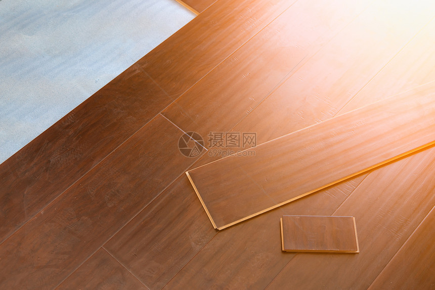 新安装的棕色层地板抽象图片