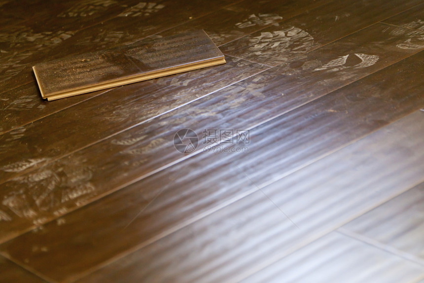 新安装的灰色棕层压地板抽象图片