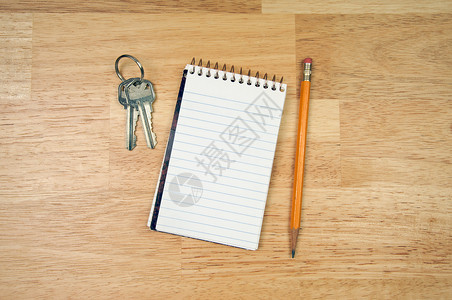 纸铅笔和木质背景的钥匙图片