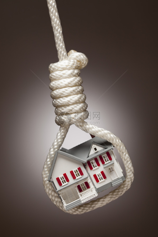 房屋被绑起来挂在吊架上图片