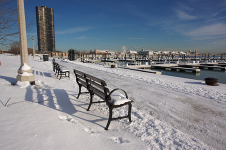 沿着湖岸车道在芝加哥渡过冬季雪后空凳图片