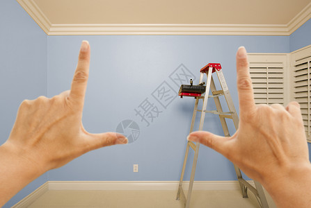 用梯子油漆桶和滚筒装蓝房内墙壁图片