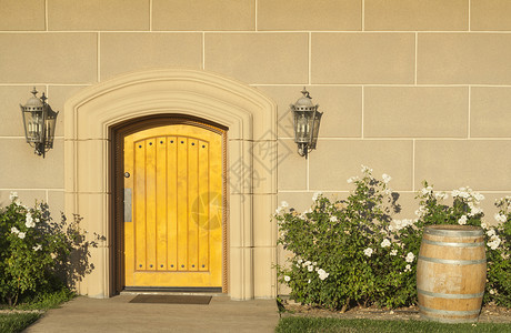 固态黄色木门的抽象建筑背景