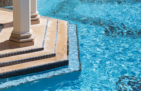 奢侈的豪华游泳池水和建筑抽象图片