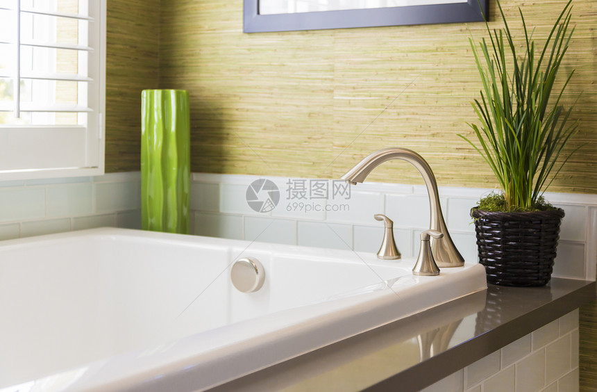 美丽的现代浴缸水龙头和地铁瓷砖图片