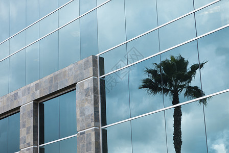公司大楼外面玻璃像面镜子图片