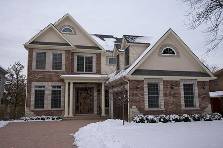 雪中美丽的别墅图片