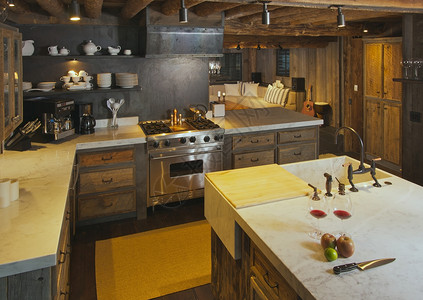 豪华的老旧木屋设备齐全的木屋厨房高清图片