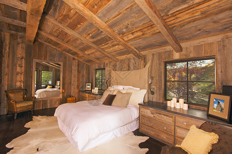 乡下豪华的古木屋卧室图片