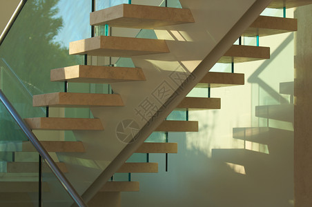 巨型大理石楼梯和玻璃抽象图片