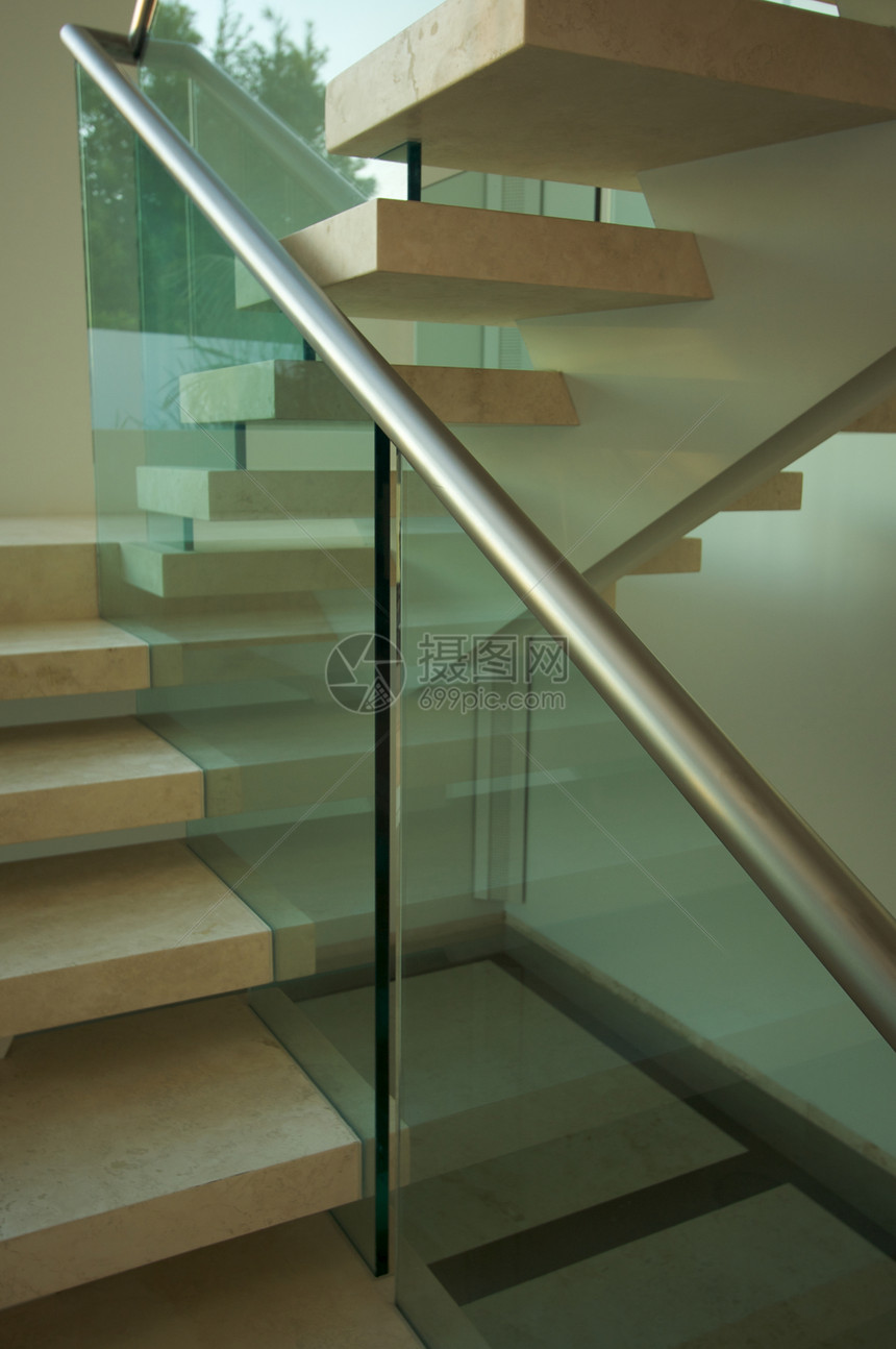 巨型大理石楼梯和玻璃抽象图片